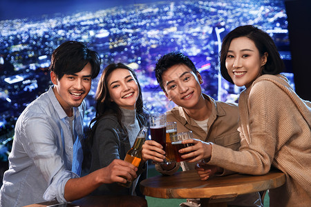 快乐的青年人在酒吧喝酒夜生活高清图片素材