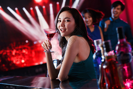青年女人在酒吧喝酒半身像高清图片素材
