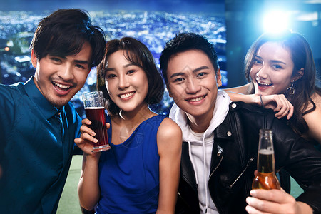 快乐的青年人在酒吧喝酒时尚高清图片素材