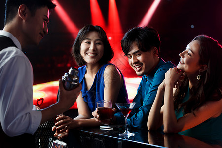 快乐的青年人在酒吧喝酒半身像高清图片素材