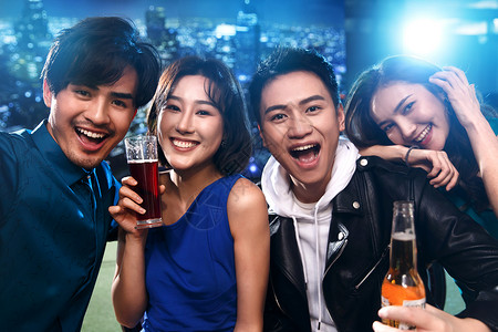 快乐的青年人在酒吧喝酒享乐高清图片素材