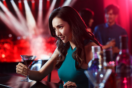 青年女人在酒吧喝酒快乐时光高清图片素材