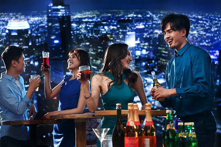 快乐的青年人在酒吧喝酒休闲活动高清图片素材