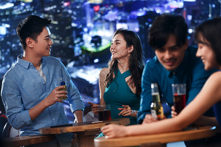 快乐的青年人在酒吧喝酒财富高清图片素材
