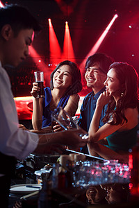快乐的青年人在酒吧喝酒高清图片