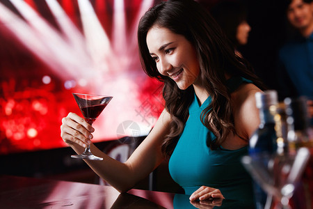 青年女人在酒吧喝酒相伴高清图片素材