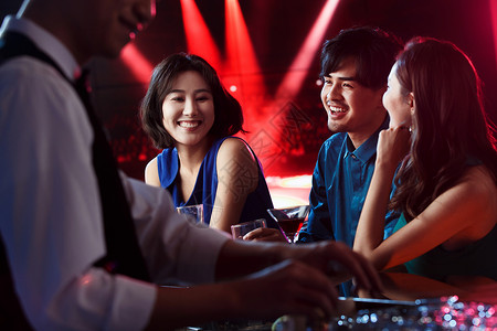快乐的青年人在酒吧喝酒吧台高清图片素材