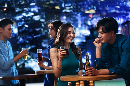 快乐的青年人在酒吧喝酒刺激高清图片素材