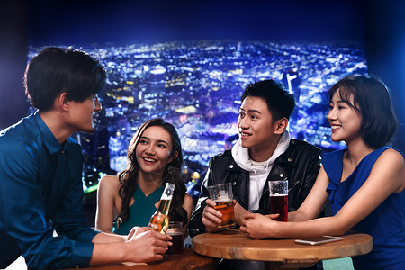 快乐的青年人在酒吧喝酒快乐时光高清图片素材