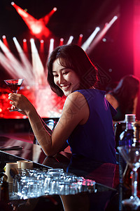 青年女人在酒吧喝酒热情高清图片素材