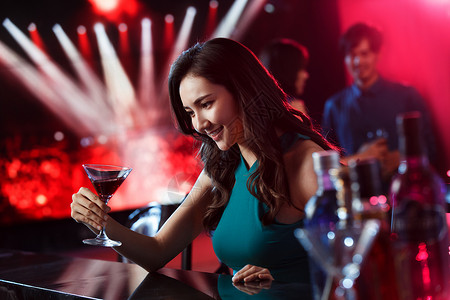 青年女人在酒吧喝酒青年文化高清图片素材