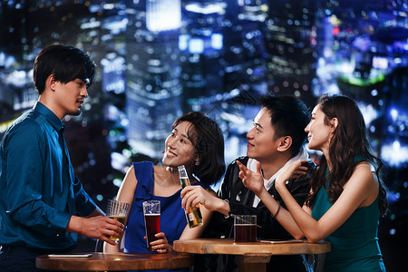 快乐的青年人在酒吧喝酒20多岁高清图片素材