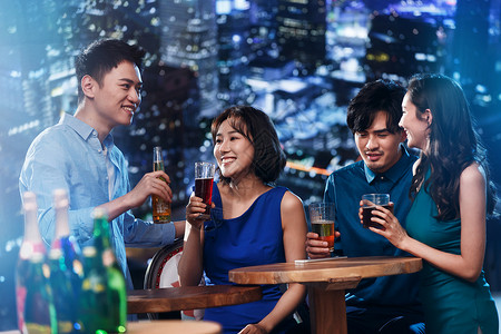 快乐的青年人在酒吧喝酒高清图片