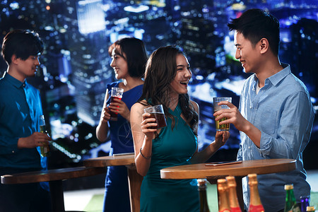 快乐的青年人在酒吧喝酒幸福高清图片素材