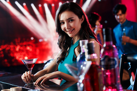 青年女人在酒吧喝酒满意高清图片素材