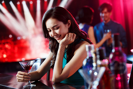 青年女人在酒吧喝酒幸福高清图片素材