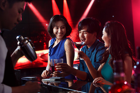 快乐的青年人在酒吧喝酒服务业职位高清图片素材