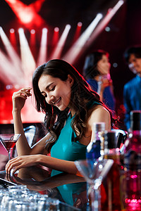 青年女人在酒吧喝酒社会聚会高清图片素材