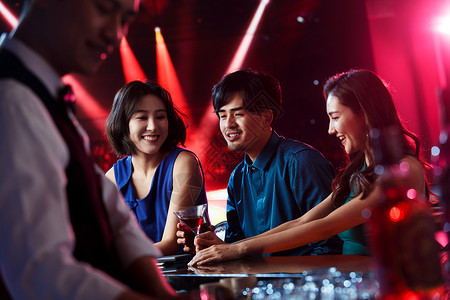 快乐的青年人在酒吧喝酒夜总会高清图片素材