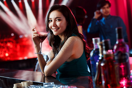 青年女人在酒吧喝酒魅力高清图片素材