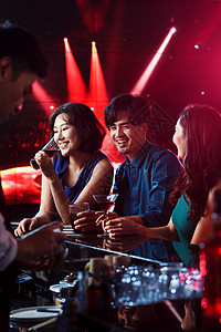 快乐的青年人在酒吧喝酒城市生活高清图片素材