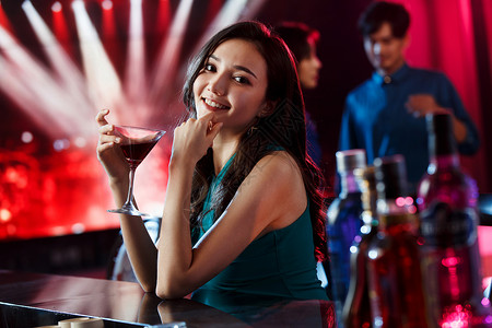 青年女人在酒吧喝酒夜总会高清图片素材