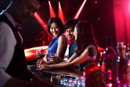 快乐的青年人在酒吧喝酒愉悦高清图片素材