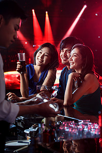 快乐的青年人在酒吧喝酒聚光灯高清图片素材