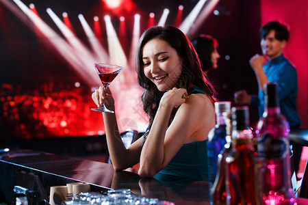青年女人在酒吧喝酒时尚高清图片素材