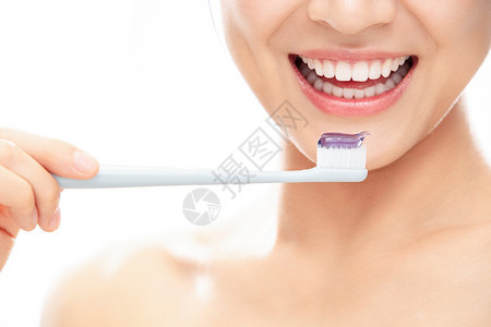 紫色皮肤青年女人刷牙背景