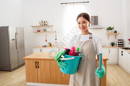 打扫房间的家政服务人员图片