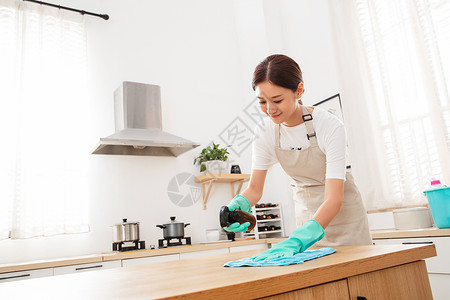 世界青年服务日青年女人打扫房间背景