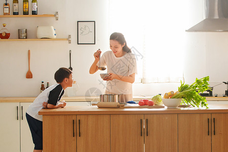 汤岛年轻妈妈和儿子在厨房背景