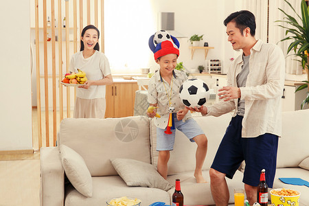 香蕉球在家快乐玩耍的一家人背景