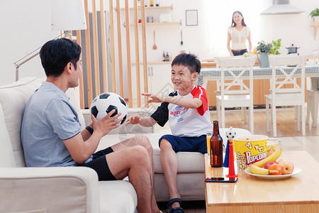 香蕉球父亲和儿子在家玩足球背景