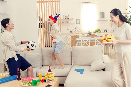 在家快乐玩耍的一家人图片