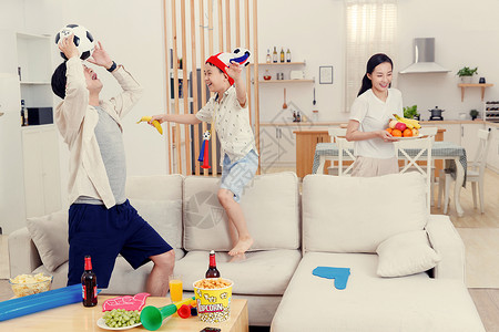 幸福的一家人在家玩耍图片