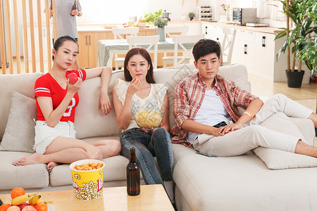 年轻朋友在家看电视图片