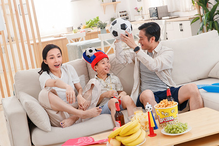 在家看球赛兴奋的一家人图片