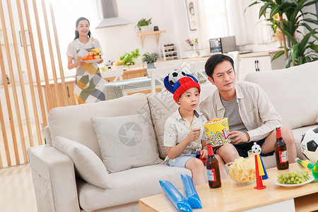 儿童观欢乐父子在家看球赛背景