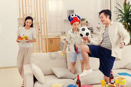 幸福的一家人在家玩耍高清图片