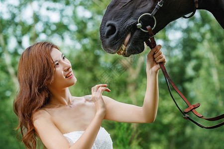 牵着马缰绳的漂亮青年女人图片