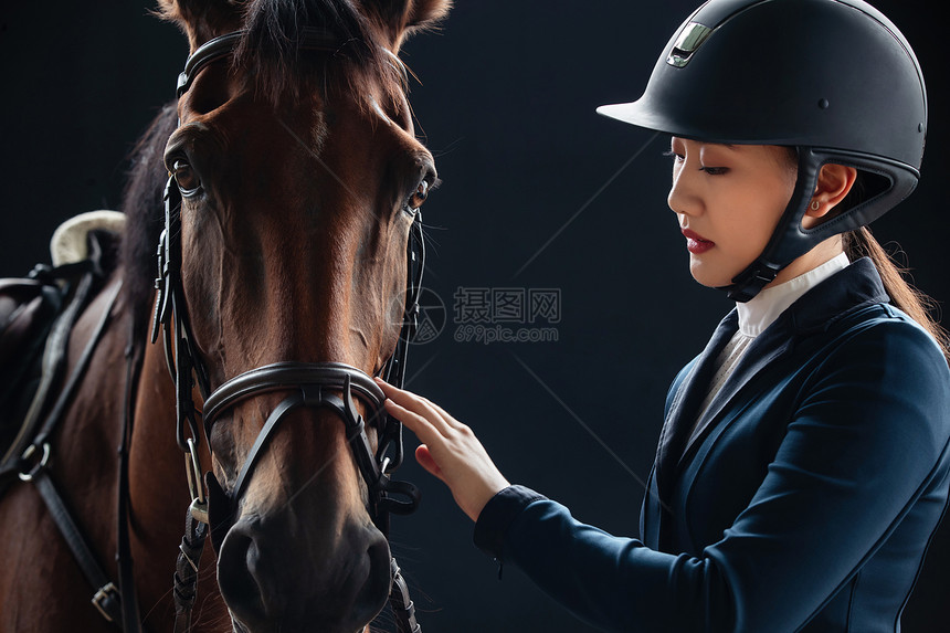 关爱马匹的年轻女子图片