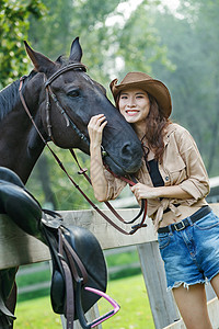 木质护栏户外搂着马的快乐青年女人背景