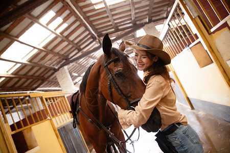 漂亮大眼睛快乐的青年女人抱着马背景
