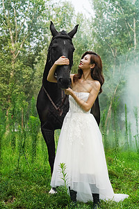 穿婚纱的漂亮女人搂着骏马图片