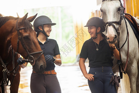 牵着马聊天的快乐姐妹图片
