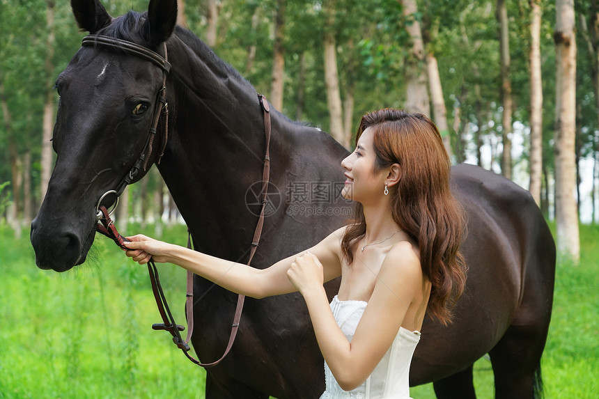 骏马和穿着婚纱的漂亮年轻女人图片