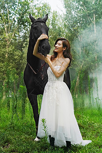 树林里漂亮的年轻女人和马高清图片