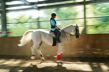 夏令营活动素材赛马场上骑马的青少年女孩背景